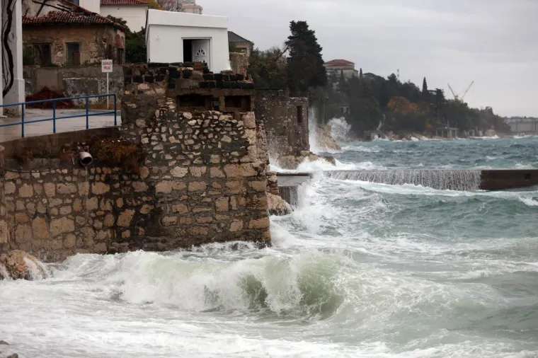 U RIJEKU STIGLA KIŠA UZ OLUJNI JUGO: Obalu grada zapljuskuju veliki valovi