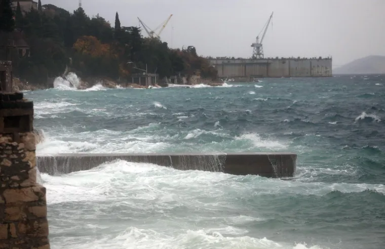 U RIJEKU STIGLA KIŠA UZ OLUJNI JUGO: Obalu grada zapljuskuju veliki valovi