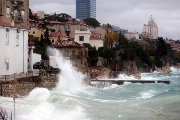 U RIJEKU STIGLA KIŠA UZ OLUJNI JUGO: Obalu grada zapljuskuju veliki valovi