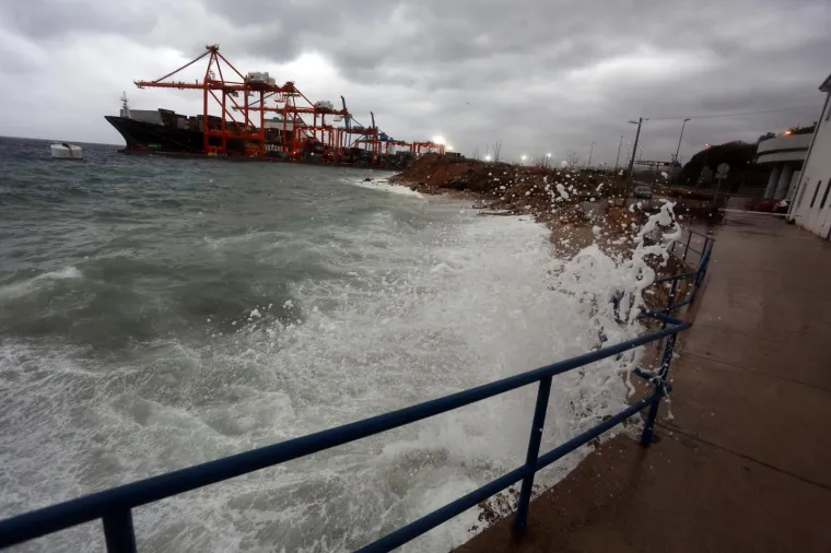 U RIJEKU STIGLA KIŠA UZ OLUJNI JUGO: Obalu grada zapljuskuju veliki valovi