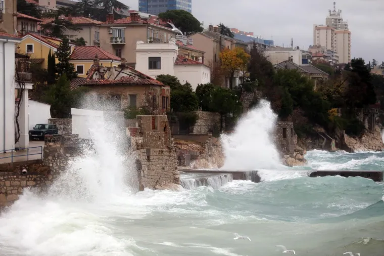 U RIJEKU STIGLA KIŠA UZ OLUJNI JUGO: Obalu grada zapljuskuju veliki valovi