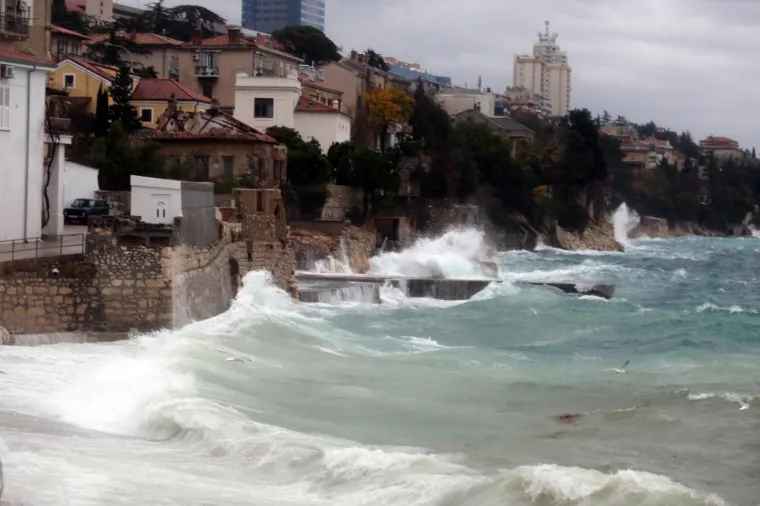 U RIJEKU STIGLA KIŠA UZ OLUJNI JUGO: Obalu grada zapljuskuju veliki valovi
