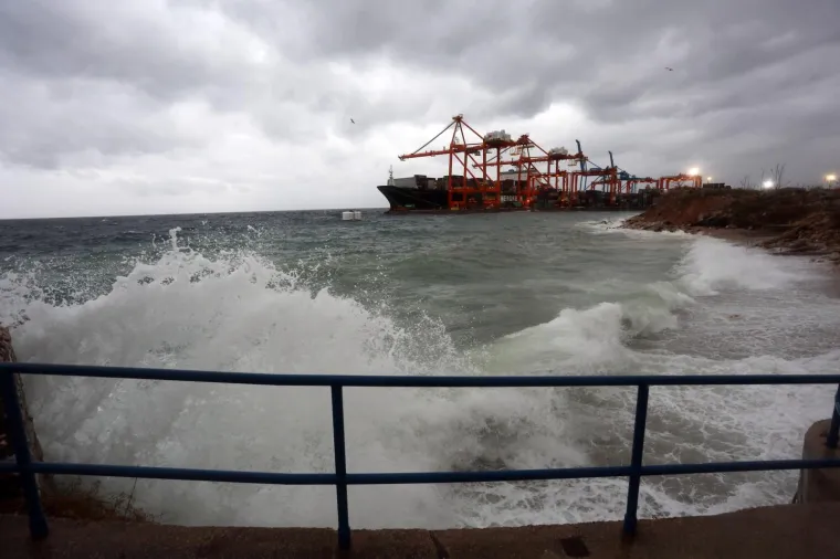 U RIJEKU STIGLA KI&Scaron;A UZ OLUJNI JUGO: Obalu grada zapljuskuju veliki valovi
