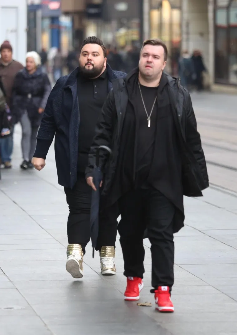 Pjevač je za &scaron;etnju odjenuo zanimljivu modnu kombinaciju.