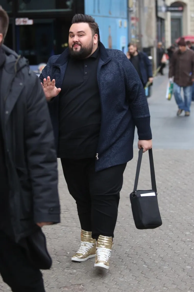 Topla jakna, zlatne visoke tenisice i torbica privlačili su pozornost.