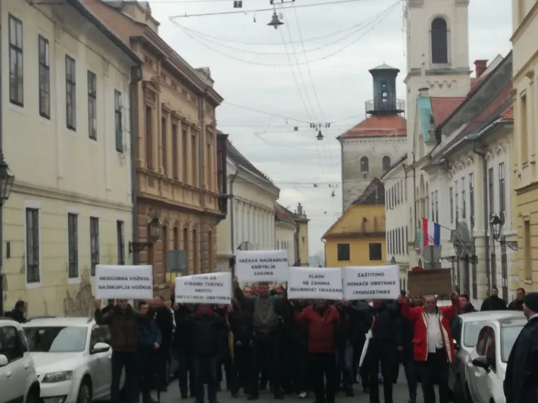 Taksisti na prosvjedu na Markovom trgu: 'Vladu ne zanima sigurnost građana'