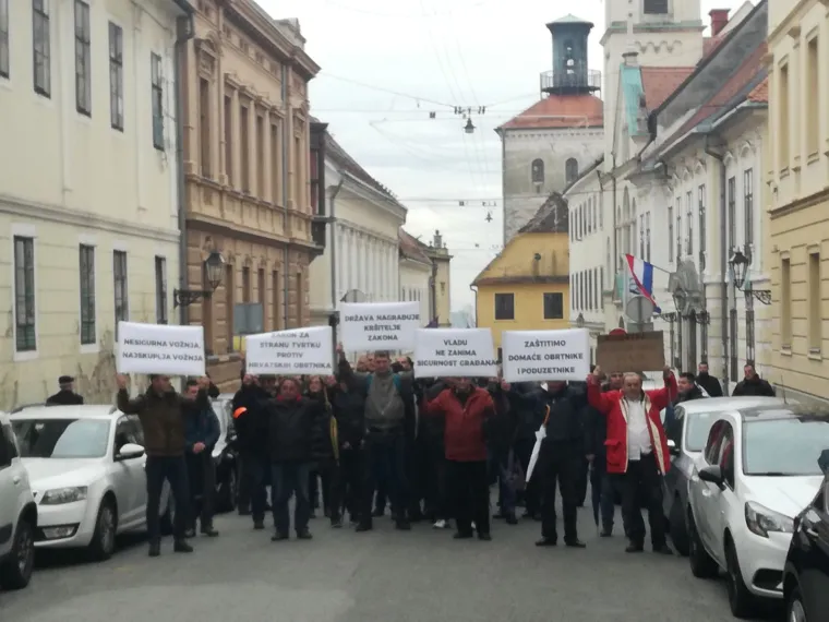 Taksisti na prosvjedu na Markovom trgu: 'Vladu ne zanima sigurnost građana'