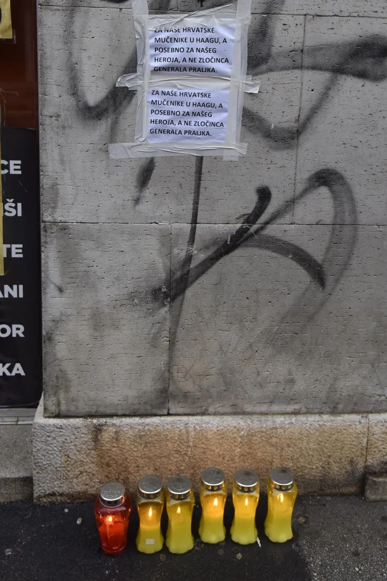 U RIJECI I PULI ZAPALJENE SVIJEĆE ZA HAŠKE OPTUŽENIKE: 'Za hrvatske mučenike, a posebno za heroja, a ne zločinca Praljka'