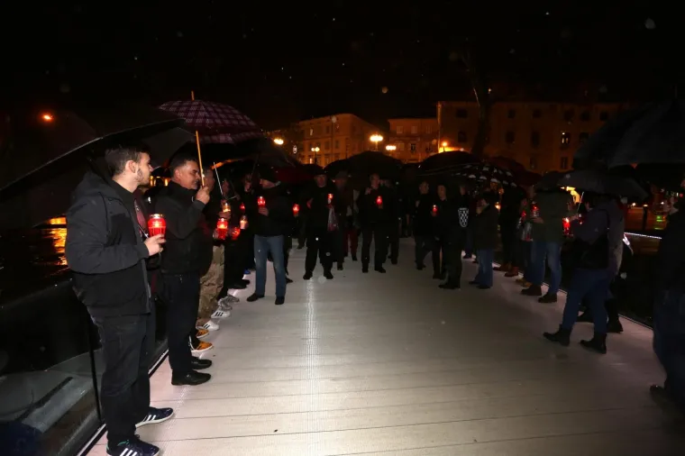 U RIJECI I PULI ZAPALJENE SVIJEĆE ZA HA&Scaron;KE OPTUŽENIKE: 'Za hrvatske mučenike, a posebno za heroja, a ne zločinca Praljka'
