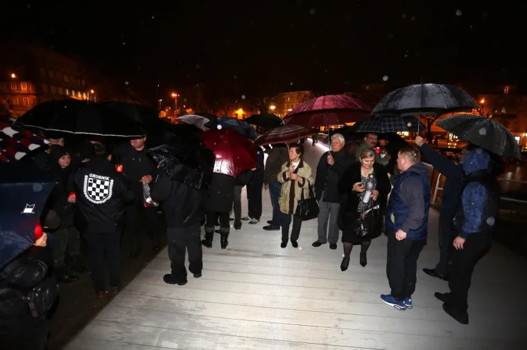 U RIJECI I PULI ZAPALJENE SVIJEĆE ZA HA&Scaron;KE OPTUŽENIKE: 'Za hrvatske mučenike, a posebno za heroja, a ne zločinca Praljka'