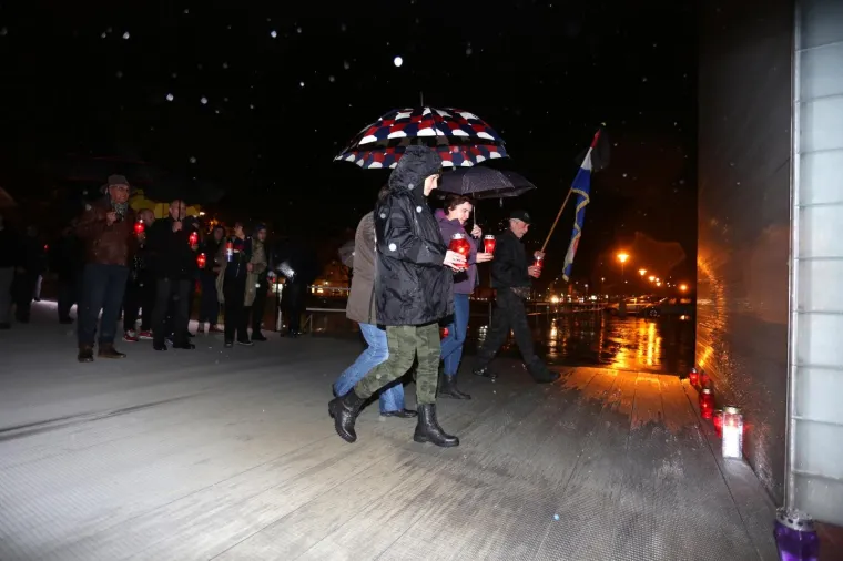 U RIJECI I PULI ZAPALJENE SVIJEĆE ZA HA&Scaron;KE OPTUŽENIKE: 'Za hrvatske mučenike, a posebno za heroja, a ne zločinca Praljka'