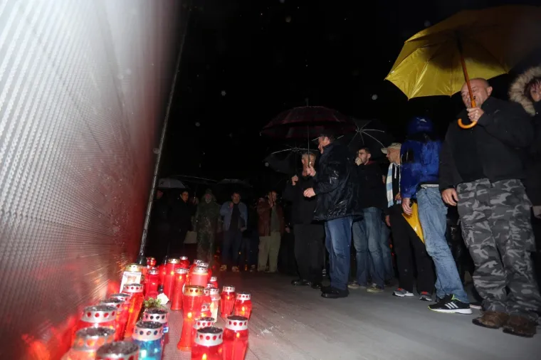 Građani pale svijeće na Mostu branitelja u Rijeci povodom smrti generala Slobodana Praljka.