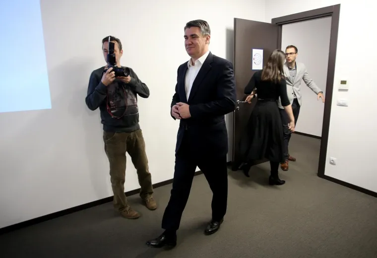 Biv&scaron;i premijer i predsjednik SDP-a Zoran Milanović održao je konferenciju za medije povodom imenovanja za predsjednika Diplomatskog vijeća Visoke &scaron;kole međunarodnih odnosa i diplomacije Dag Hammarskj&ouml;ld.
"Ne želim odgovarati s da ili ne o predsjedničkoj kandidaturi, radim kao savjetnik", kazao je.