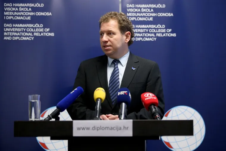 Biv&scaron;i premijer i predsjednik SDP-a Zoran Milanović održao je konferenciju za medije povodom imenovanja za predsjednika Diplomatskog vijeća Visoke &scaron;kole međunarodnih odnosa i diplomacije Dag Hammarskj&ouml;ld.
"Ne želim odgovarati s da ili ne o predsjedničkoj kandidaturi, radim kao savjetnik", kazao je.