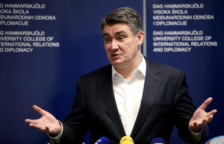 Biv&scaron;i premijer i predsjednik SDP-a Zoran Milanović održao je konferenciju za medije povodom imenovanja za predsjednika Diplomatskog vijeća Visoke &scaron;kole međunarodnih odnosa i diplomacije Dag Hammarskj&ouml;ld.
"Ne želim odgovarati s da ili ne o predsjedničkoj kandidaturi, radim kao savjetnik", kazao je.