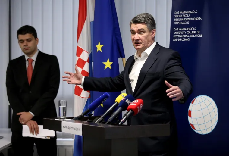 Biv&scaron;i premijer i predsjednik SDP-a Zoran Milanović održao je konferenciju za medije povodom imenovanja za predsjednika Diplomatskog vijeća Visoke &scaron;kole međunarodnih odnosa i diplomacije Dag Hammarskj&ouml;ld.
"Ne želim odgovarati s da ili ne o predsjedničkoj kandidaturi, radim kao savjetnik", kazao je.
