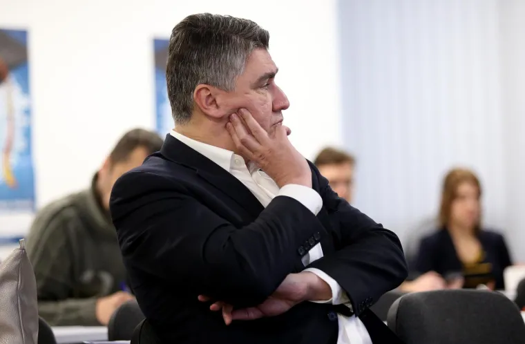 Biv&scaron;i premijer i predsjednik SDP-a Zoran Milanović održao je konferenciju za medije povodom imenovanja za predsjednika Diplomatskog vijeća Visoke &scaron;kole međunarodnih odnosa i diplomacije Dag Hammarskj&ouml;ld.
"Ne želim odgovarati s da ili ne o predsjedničkoj kandidaturi, radim kao savjetnik", kazao je.