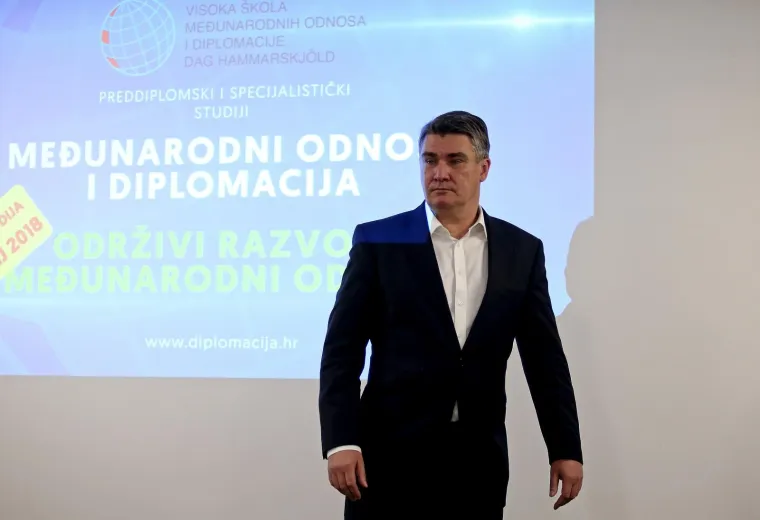Biv&scaron;i premijer i predsjednik SDP-a Zoran Milanović održao je konferenciju za medije povodom imenovanja za predsjednika Diplomatskog vijeća Visoke &scaron;kole međunarodnih odnosa i diplomacije Dag Hammarskj&ouml;ld.
"Ne želim odgovarati s da ili ne o predsjedničkoj kandidaturi, radim kao savjetnik", kazao je.