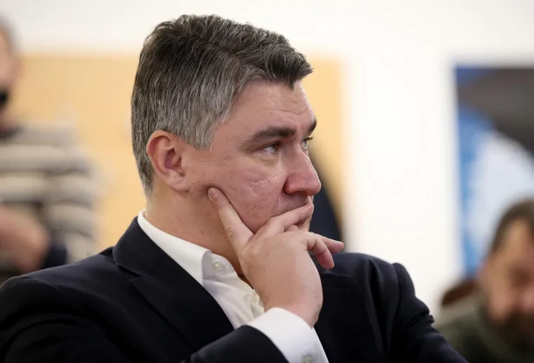 Biv&scaron;i premijer i predsjednik SDP-a Zoran Milanović održao je konferenciju za medije povodom imenovanja za predsjednika Diplomatskog vijeća Visoke &scaron;kole međunarodnih odnosa i diplomacije Dag Hammarskj&ouml;ld.
"Ne želim odgovarati s da ili ne o predsjedničkoj kandidaturi, radim kao savjetnik", kazao je.