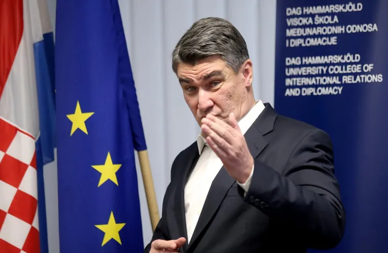 Biv&scaron;i premijer i predsjednik SDP-a Zoran Milanović održao je konferenciju za medije povodom imenovanja za predsjednika Diplomatskog vijeća Visoke &scaron;kole međunarodnih odnosa i diplomacije Dag Hammarskj&ouml;ld.
"Ne želim odgovarati s da ili ne o predsjedničkoj kandidaturi, radim kao savjetnik", kazao je.