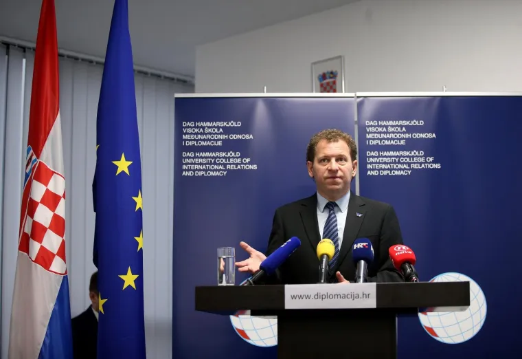 Biv&scaron;i premijer i predsjednik SDP-a Zoran Milanović održao je konferenciju za medije povodom imenovanja za predsjednika Diplomatskog vijeća Visoke &scaron;kole međunarodnih odnosa i diplomacije Dag Hammarskj&ouml;ld.
"Ne želim odgovarati s da ili ne o predsjedničkoj kandidaturi, radim kao savjetnik", kazao je.