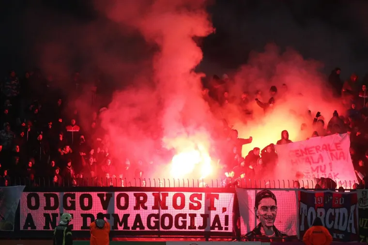 Osijek: Navijači razvili transparente posvećene bojniku Davoru Joviću i generalu Slobodanu Praljku