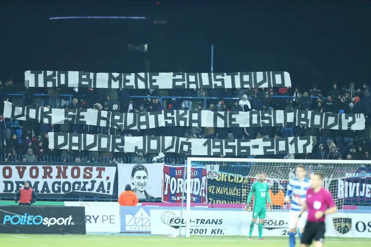 Osijek: Navijači razvili transparente posvećene bojniku Davoru Joviću i generalu Slobodanu Praljku