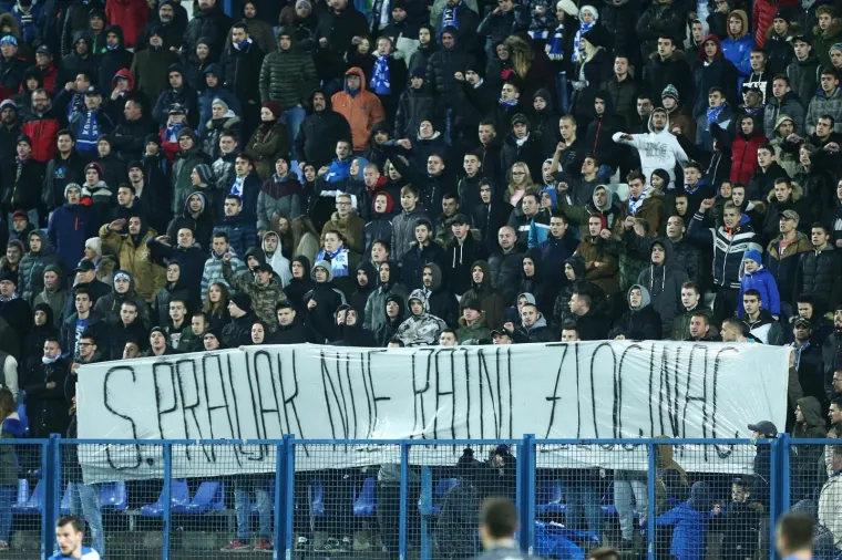 Osijek: Navijači razvili transparente posvećene bojniku Davoru Joviću i generalu Slobodanu Praljku