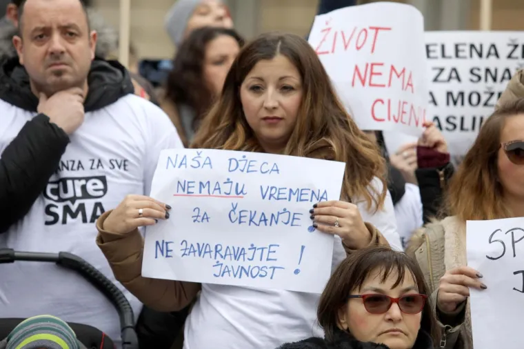 Uoči prosvjeda roditelja djece oboljele od spinalne mi&scaron;ićne atrofije, ministar zdravstva Milan Kujundžić poručio je u četvrtak da će Ministarstvo učiniti sve &scaron;to može, po&scaron;tujući pravila struke, kako bi oboljela djeca dobila novi efikasni lijek za tu bolest.