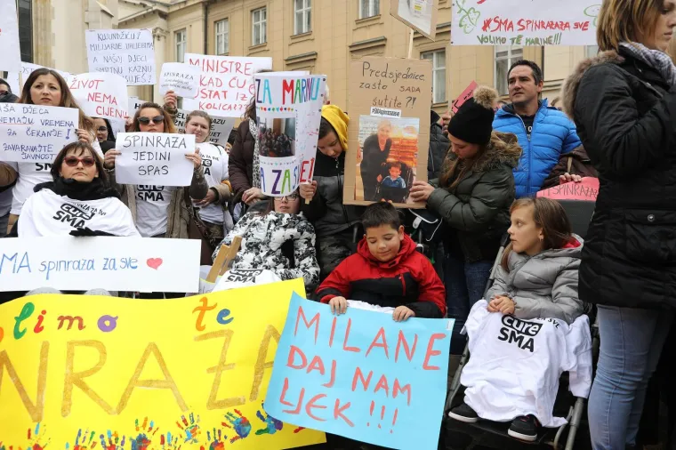 Uoči prosvjeda roditelja djece oboljele od spinalne mi&scaron;ićne atrofije, ministar zdravstva Milan Kujundžić poručio je u četvrtak da će Ministarstvo učiniti sve &scaron;to može, po&scaron;tujući pravila struke, kako bi oboljela djeca dobila novi efikasni lijek za tu bolest.