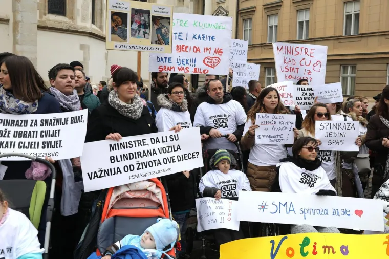 Uoči prosvjeda roditelja djece oboljele od spinalne mi&scaron;ićne atrofije, ministar zdravstva Milan Kujundžić poručio je u četvrtak da će Ministarstvo učiniti sve &scaron;to može, po&scaron;tujući pravila struke, kako bi oboljela djeca dobila novi efikasni lijek za tu bolest.