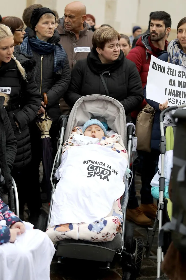 Uoči prosvjeda roditelja djece oboljele od spinalne mi&scaron;ićne atrofije, ministar zdravstva Milan Kujundžić poručio je u četvrtak da će Ministarstvo učiniti sve &scaron;to može, po&scaron;tujući pravila struke, kako bi oboljela djeca dobila novi efikasni lijek za tu bolest.