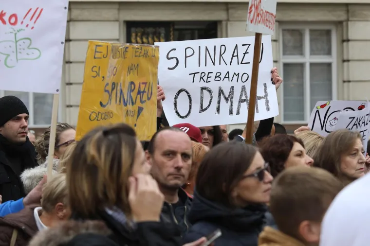 Uoči prosvjeda roditelja djece oboljele od spinalne mi&scaron;ićne atrofije, ministar zdravstva Milan Kujundžić poručio je u četvrtak da će Ministarstvo učiniti sve &scaron;to može, po&scaron;tujući pravila struke, kako bi oboljela djeca dobila novi efikasni lijek za tu bolest.