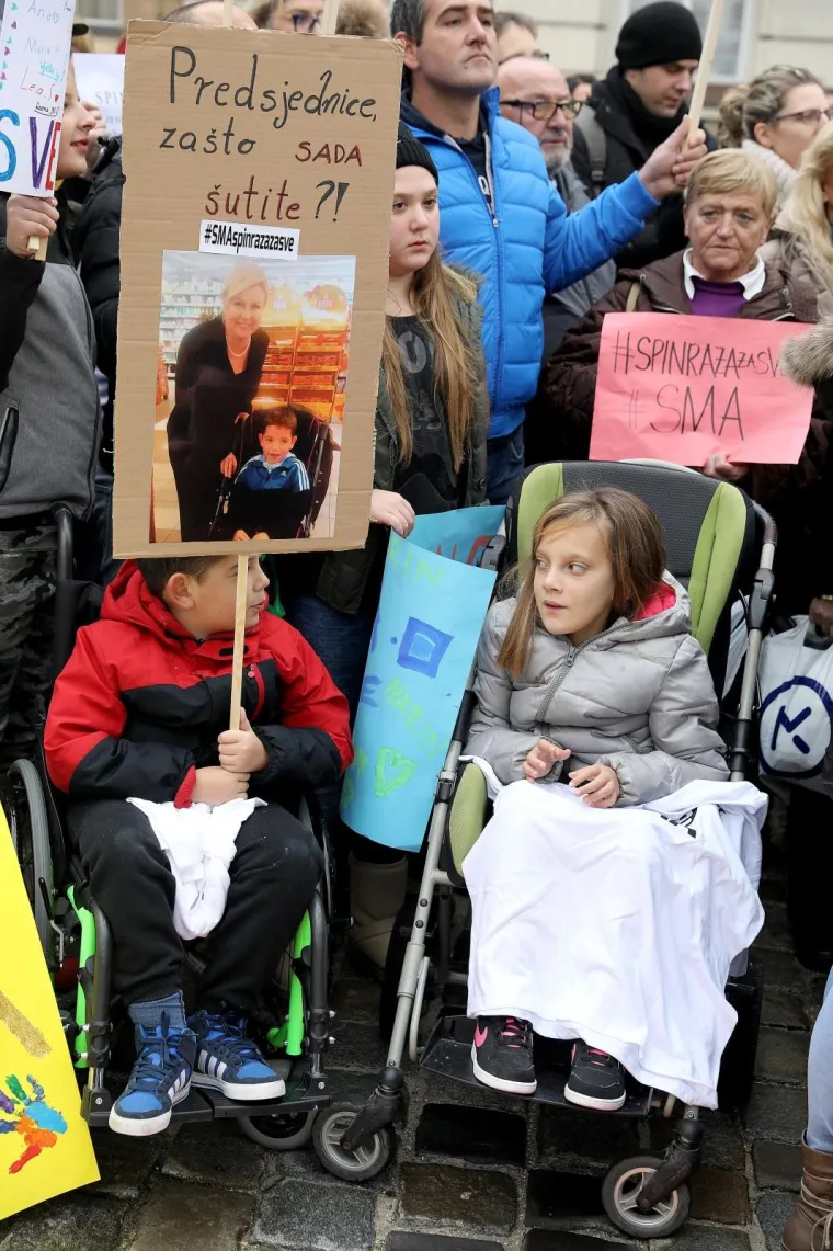 Uoči prosvjeda roditelja djece oboljele od spinalne mi&scaron;ićne atrofije, ministar zdravstva Milan Kujundžić poručio je u četvrtak da će Ministarstvo učiniti sve &scaron;to može, po&scaron;tujući pravila struke, kako bi oboljela djeca dobila novi efikasni lijek za tu bolest.