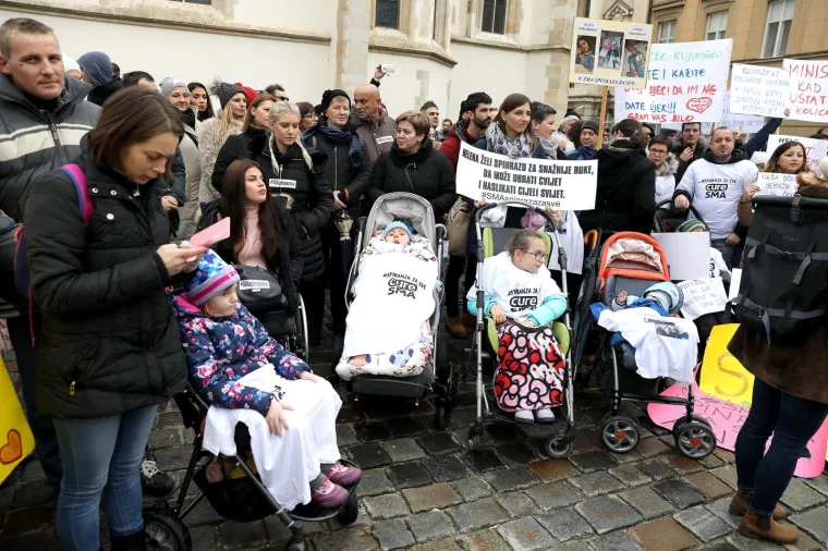 Uoči prosvjeda roditelja djece oboljele od spinalne mi&scaron;ićne atrofije, ministar zdravstva Milan Kujundžić poručio je u četvrtak da će Ministarstvo učiniti sve &scaron;to može, po&scaron;tujući pravila struke, kako bi oboljela djeca dobila novi efikasni lijek za tu bolest.