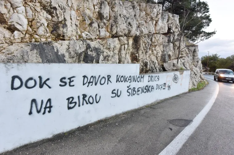 Grad je osvanuo prepun grafita protiv Hrvatskog nogometnoga saveza