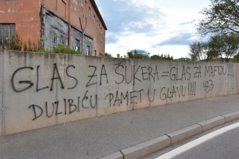 Grad je osvanuo prepun grafita protiv Hrvatskog nogometnoga saveza
