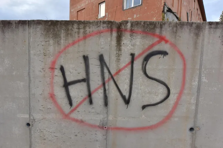 Grad je osvanuo prepun grafita protiv Hrvatskog nogometnoga saveza