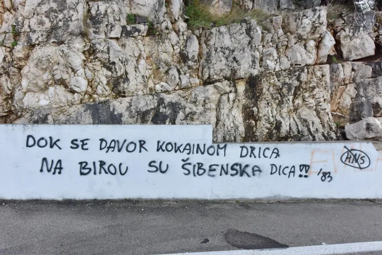 Grad je osvanuo prepun grafita protiv Hrvatskog nogometnoga saveza