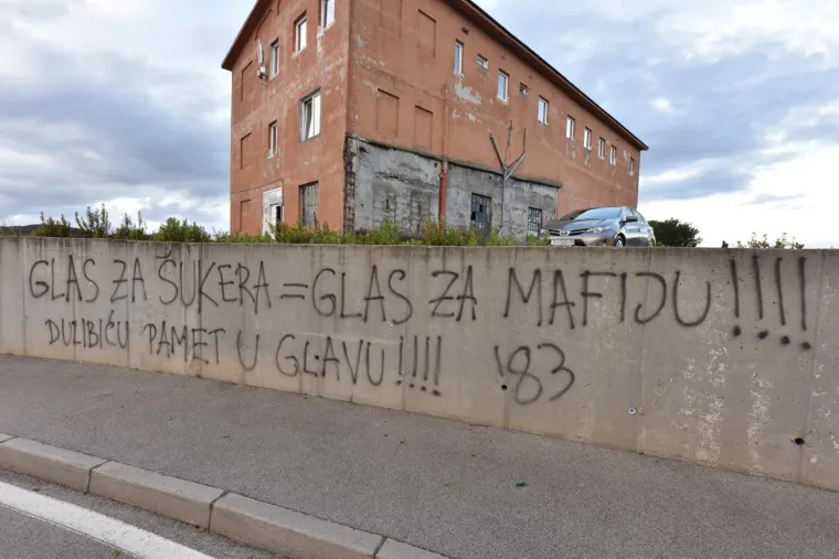 Grad je osvanuo prepun grafita protiv Hrvatskog nogometnoga saveza