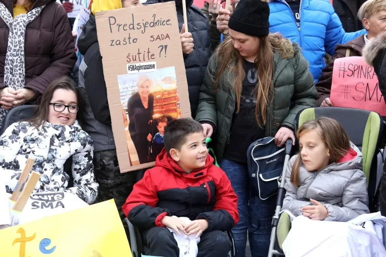 PROSVJED RODITELJA S BOLESNOM DJECOM: 'HZZO mora staviti lijek Spinrazu na listu'
