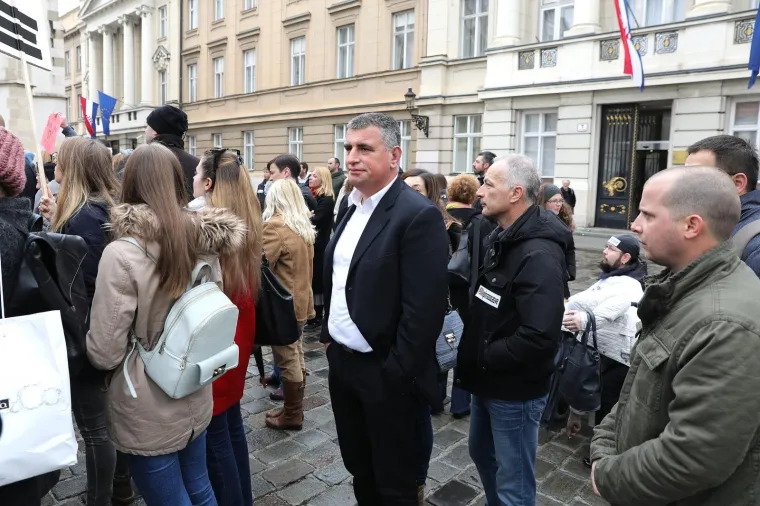 PROSVJED RODITELJA S BOLESNOM DJECOM: 'HZZO mora staviti lijek Spinrazu na listu'