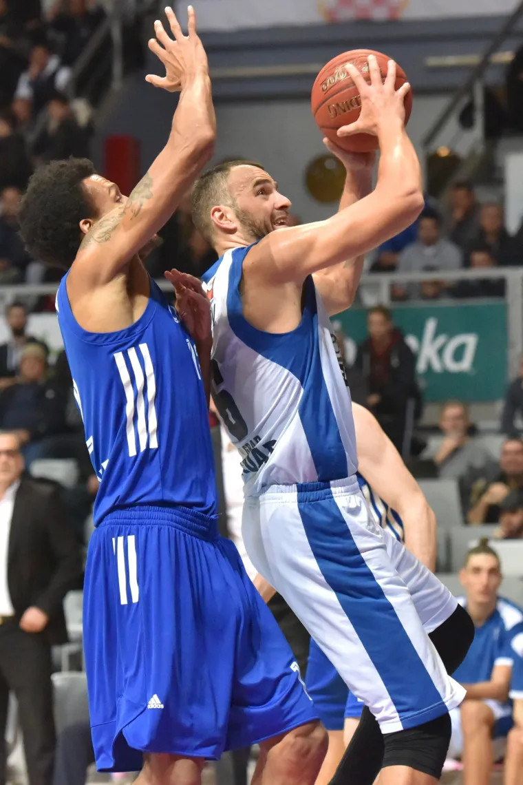 Tornado izvjesio transparent u čast Praljka: 'Ratnik ne kleči i nikoga ne moli. Generale, na svemu ti hvala'