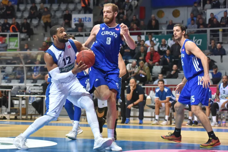 Tornado izvjesio transparent u čast Praljka: 'Ratnik ne kleči i nikoga ne moli. Generale, na svemu ti hvala'