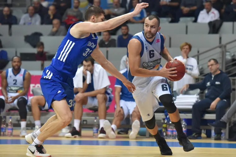 Tornado izvjesio transparent u čast Praljka: 'Ratnik ne kleči i nikoga ne moli. Generale, na svemu ti hvala'