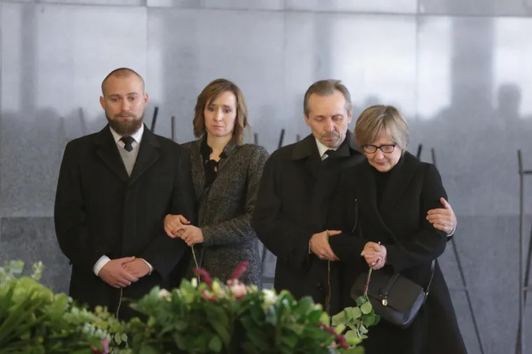 Iza nje su ostali ožalo&scaron;ćeni sestra, &scaron;ogor i nećaci.