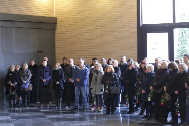 PRIJATELJI I KOLEGE ISPRATILI MIRJANU ROGINU NA VJEČNI POČINAK: Na Krematoriju se okupila poznata lica