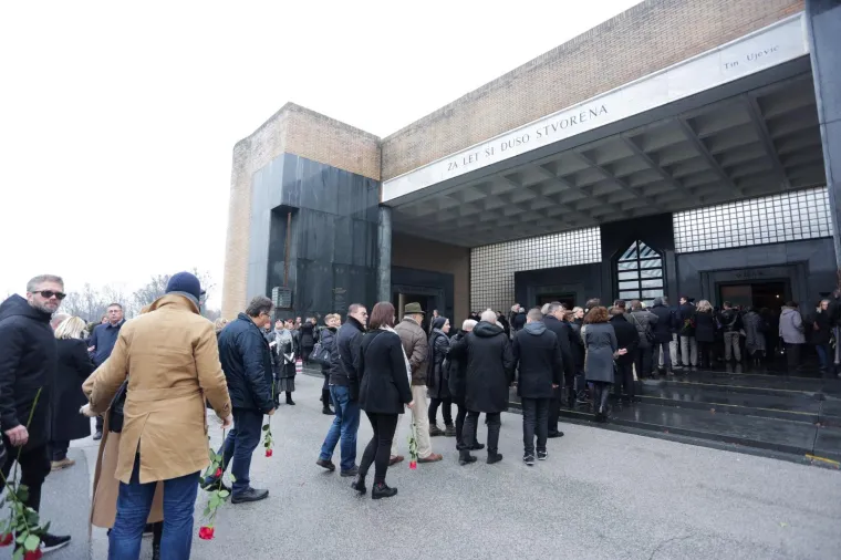 PRIJATELJI I KOLEGE ISPRATILI MIRJANU ROGINU NA VJEČNI POČINAK: Na Krematoriju se okupila poznata lica