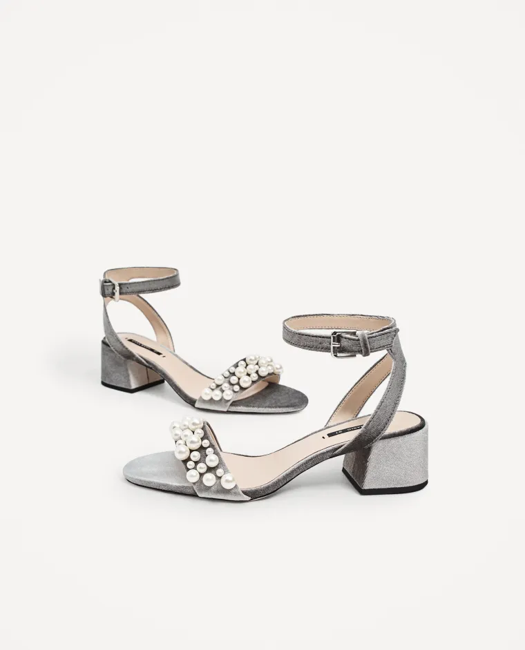 Baršunaste sandale s perlicama, Zara, 179,90 kuna