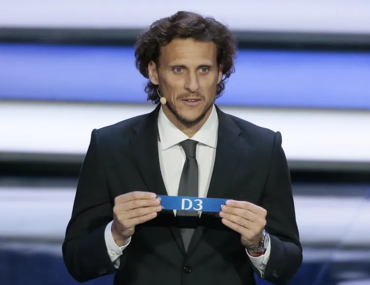 Čvrst stisak ruke ruskog predsjednika Putina i prvog čovjeka FIFA-e Infantina, legende koje su izvlačile kuglice, ruska tradicija i Maradonina leptir-ma&scaron;na scene su koje su obilježile ždrijeb za Svjetskog prvenstvo u Rusiji iduće godine.
U moskovskoj palači Kremlj, koja se nalazi blizu palače u kojoj stoluje putin, odlučeno je da će Hrvatska igrati u skupini D zajedno s Argentinom, Islandom i Nigerijom.